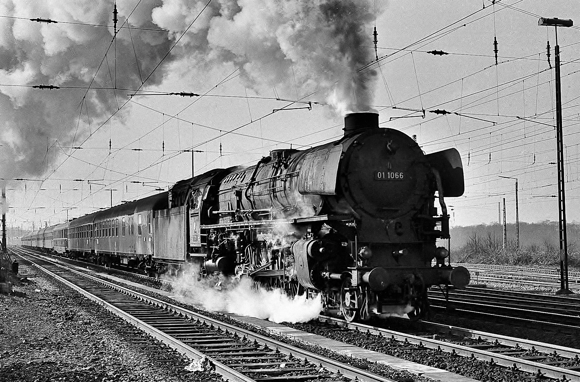 Die Baureihe 01.10 war in den fünfziger und sechziger für den schweren Schnellzugverkehr unverzichtbar. Eingesetzt wurden sie in dieser Zeit von den Bahnbetriebswerken Bebra, später Kassel und Osnabrück. 